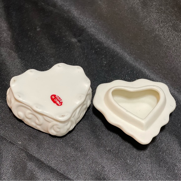 VINTAGE Porcelian Heart Shaped Trinket Box with pink roses on lid made in China - Picture 6 of 9